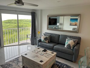 Smart TV - Relax in your one bedroom Oceanfront Suite in Tavernier FL. Florida Keys. (Tavernier)