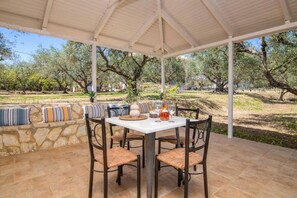 屋外ダイニングエリア