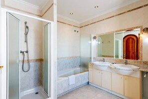 Hair dryer, towels - Villa Solea by Villa Plus (Calahonda)