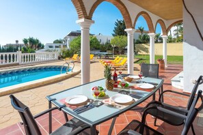 Outdoor dining - Villa Solea by Villa Plus (Calahonda)