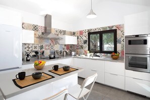 Microwave, dishwasher, coffee/tea maker