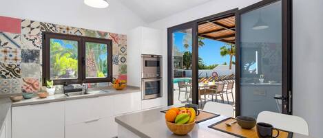 Mikrowelle, Geschirrspüler, Wasserkocher mit Kaffee-/Teezubehör