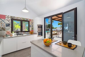 Mikrobølgeovn, opvaskemaskine, kaffe-/temaskine