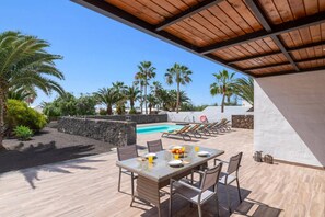 Outdoor dining - Villa Taiga by Villa Plus (Playa Blanca)