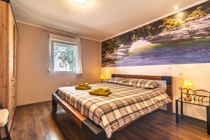 3 slaapkamers, een strijkplank/strijkijzer, gratis wifi, beddengoed