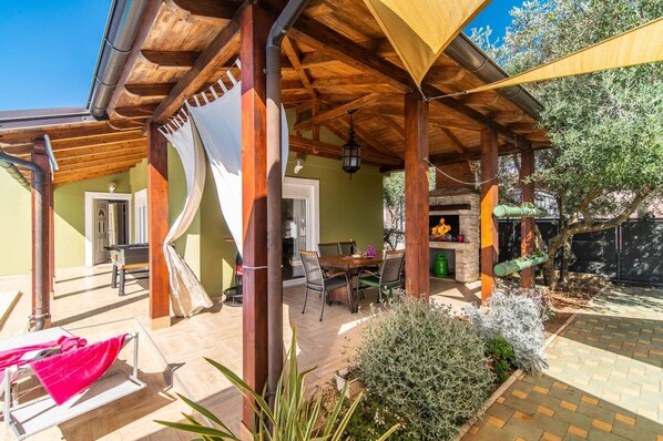 Outdoor dining - Villa Tanja by Villa Plus (Pula)