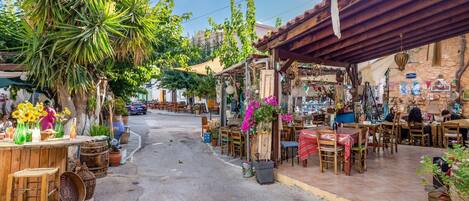 تناول الطعام بالخارج