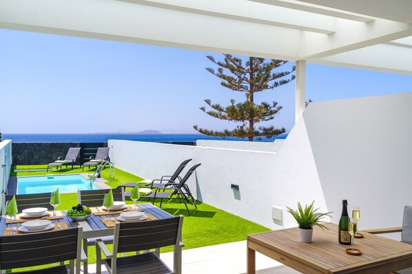 Outdoor dining - Villa Verde Blanca by Villa Plus (Playa Blanca)