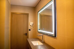 Executive Room | Bathroom | Free toiletries, hair dryer, bathrobes, slippers