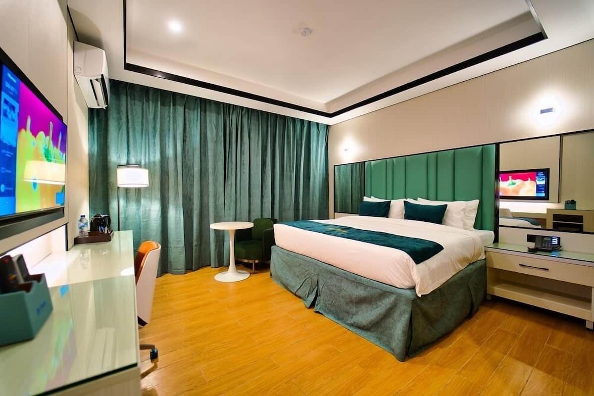 Superior Room | 1 bilik tidur, peti besi dalam bilik, meja, kalis bunyi