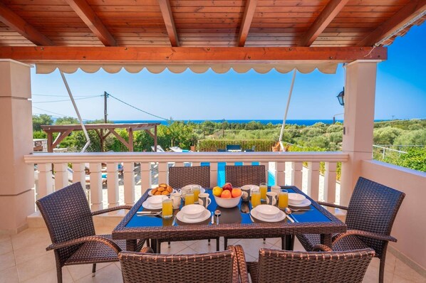 Outdoor dining - Villa Jasmin Fiskardo by Villa Plus (Tzamarelata)