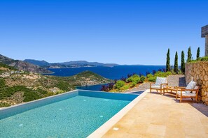 A swimming pool with a view of the sea and mountains. - Villa Lavender Bloom by Villa Plus (Lefkada)