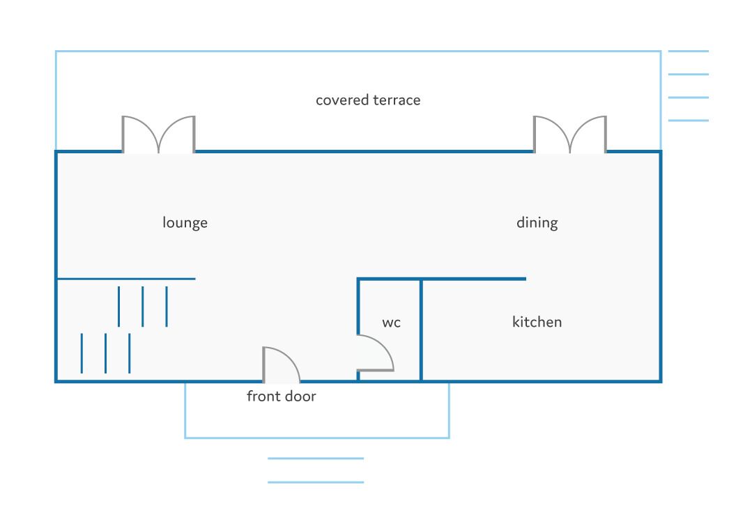 Grundriss mit überdachter Terrasse, Wohnbereich, Essbereich, Küche, WC und Eingangstür.