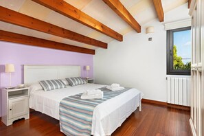 4 bedrooms, iron/ironing board, free WiFi, bed sheets