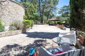 Outdoor dining - Villa Trullo Lumise by Villa Plus (Martina Franca)