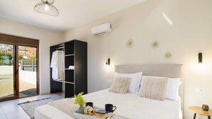 Un dormitorio moderno con una cama grande, un armario y vistas al exterior.