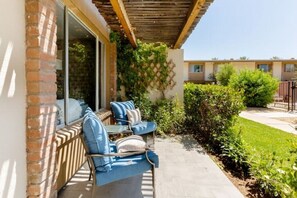 Terrace/patio - Heated pool, Steps to Downtown, Gorgeous Pool (Scottsdale)