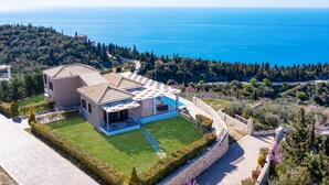 A coastal house with a pool, surrounded by greenery and overlooking the sea. - Villa Drimonas Erato by Villa Plus (Lefkada)