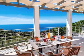 Outdoor dining - Villa Drimonas Artemis by Villa Plus (Lefkada)