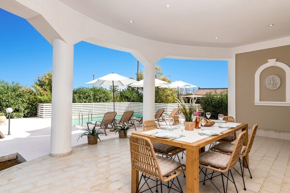 Outdoor dining - Villa Meredith by Villa Plus (Ionian Islands)