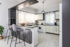 Micro-ondes, lave-vaisselle, cafetière/bouilloire