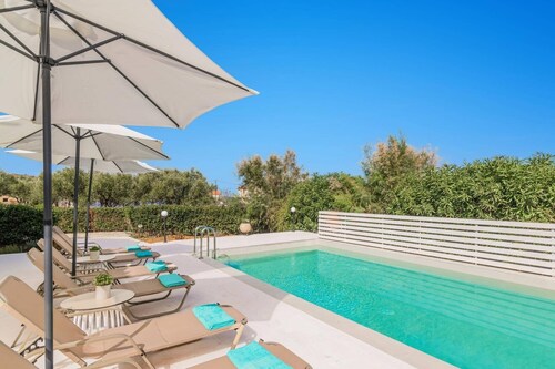 Villa Meredith by Villa Plus