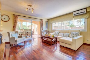 Smart TV - Villa Casa de Lago by Villa Plus (Mallorca)