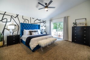 5 slaapkamers, een bureau, een strijkplank/strijkijzer, reisbedje