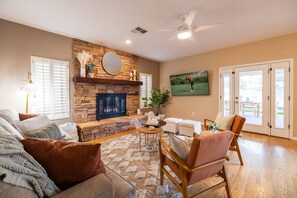 Smart-tv, een open haard, videospelletjes en tafelvoetbal