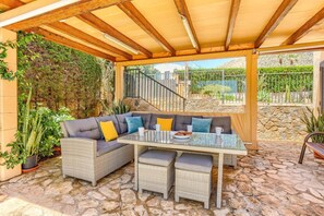 Outdoor dining - Villa Victoria Musical by Villa Plus (Port de Pollença)