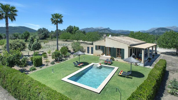 A modern house with a swimming pool, a patio, and a view of mountains. - Villa Figueral by Villa Plus (Mallorca)