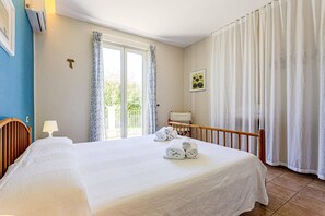 4 bedrooms, desk, iron/ironing board, free WiFi