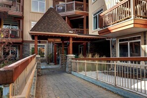 Property grounds - Cozy Studio Apartment in award-winning Falcon Crest Lodge Canmore / Banff (Canmore)