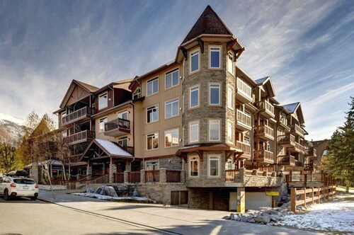 Cozy Studio Apartment in award-winning Falcon Crest Lodge Canmore / Banff