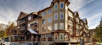 Cozy Studio Apartment in award-winning Falcon Crest Lodge Canmore / Banff