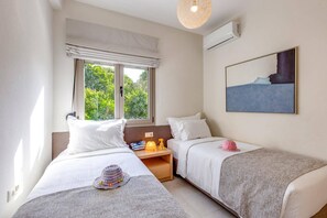 5 bedrooms, desk, WiFi, bed sheets