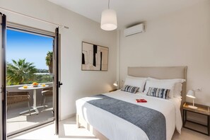 5 bedrooms, desk, WiFi, bed sheets