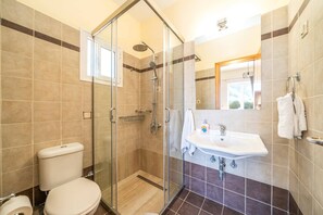 Een haardroger, handdoeken