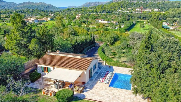 A villa with a swimming pool, surrounded by lush greenery and a mountainous backdrop. - Villa Marinada by Villa Plus (Pollença)