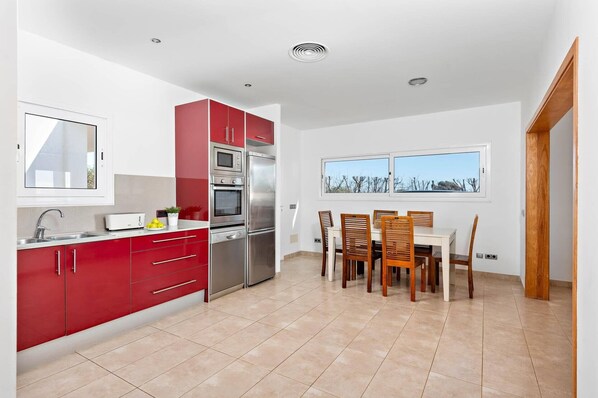 Mikroaaltouuni, astianpesukone, kahvin-/teenkeitin