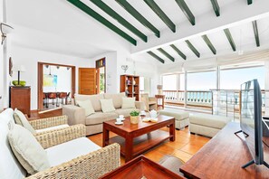 Living area - Villa Casa Bonita by Villa Plus (Alayor)