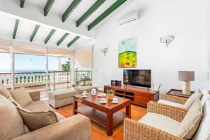 Living area - Villa Casa Bonita by Villa Plus (Alayor)