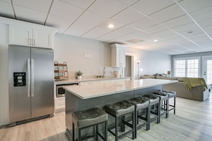 Geladeira, micro-ondas, cooktop, lava-louças