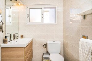 Sèche-cheveux, serviettes fournies