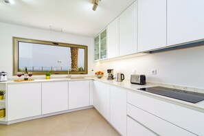 Micro-ondas, lava-louças, cafeteira/chaleira