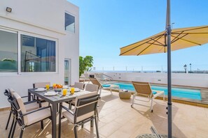 Outdoor dining - Villa Amaia by Villa Plus (Playa Blanca)