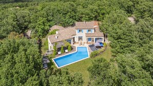 A large house with a swimming pool surrounded by lush greenery. - Villa Beauregard by Villa Plus (Tourrettes)