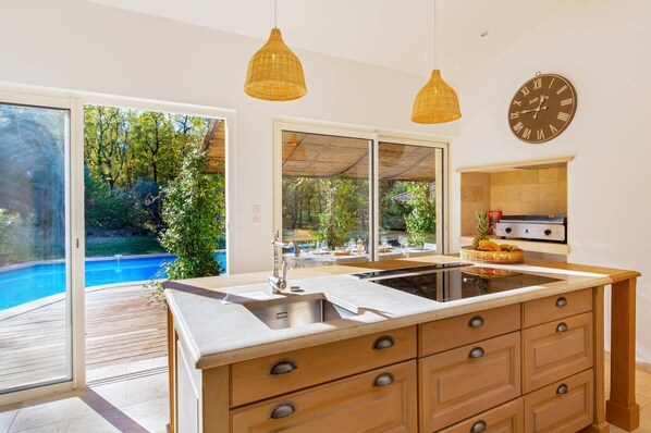 Micro-ondes, lave-vaisselle, cafetière/bouilloire