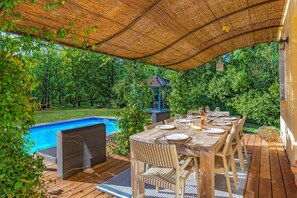 Outdoor dining - Villa Beauregard by Villa Plus (Tourrettes)