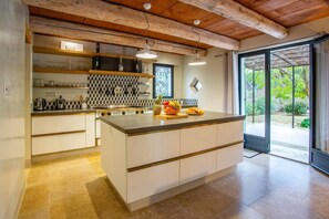 Microwave, dishwasher, coffee/tea maker - Villa Les Alpilles by Villa Plus (Mouriès)